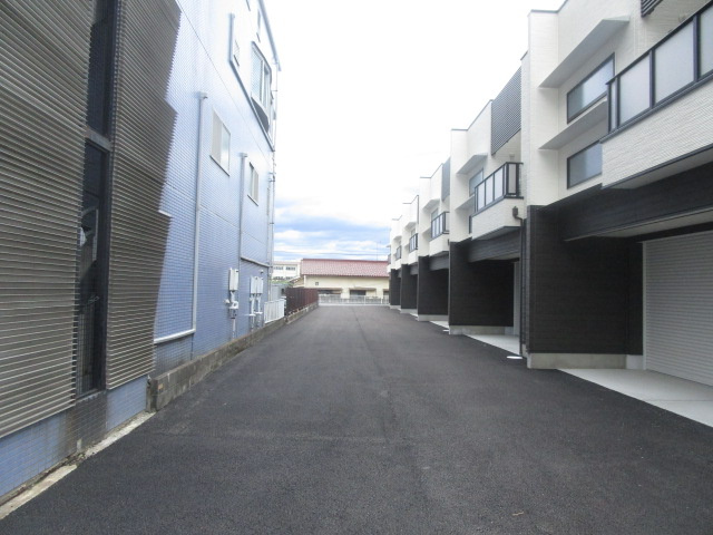 八王子市中野上町４丁目の倉庫の周辺