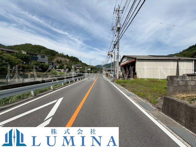 市川三郷町落居　売土地の前面道路含む現地写真