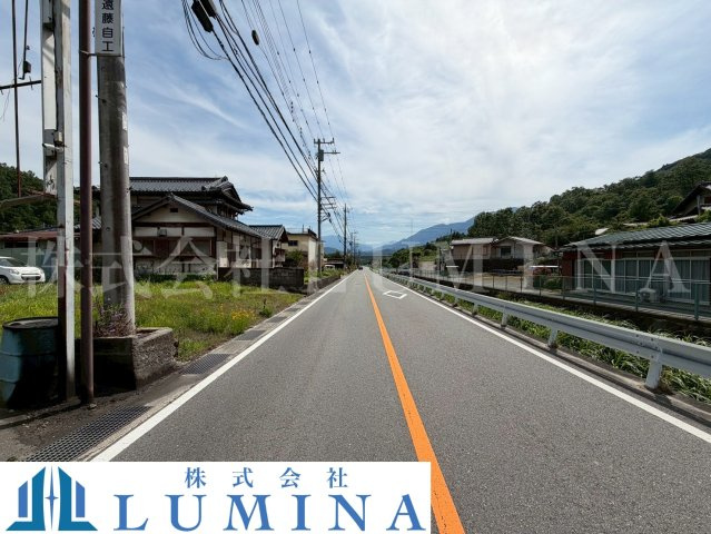 市川三郷町落居　売土地の前面道路含む現地写真