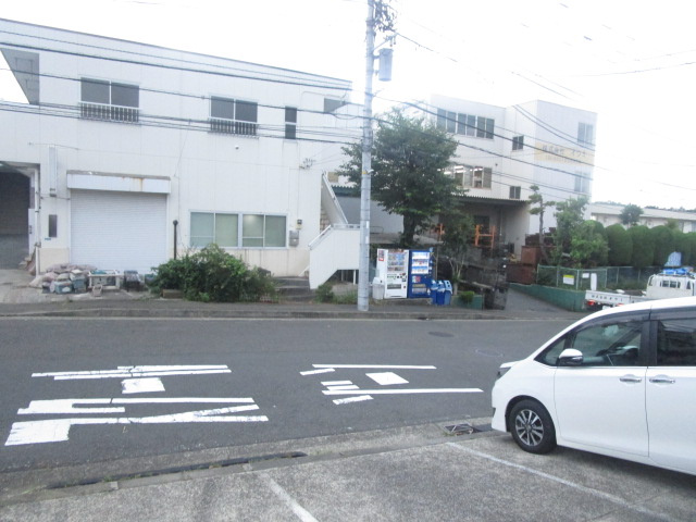 横浜市都筑区東山田４丁目の倉庫の周辺