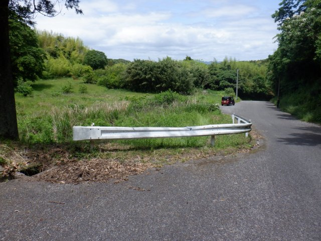出野尾土地の前面道路含む現地写真