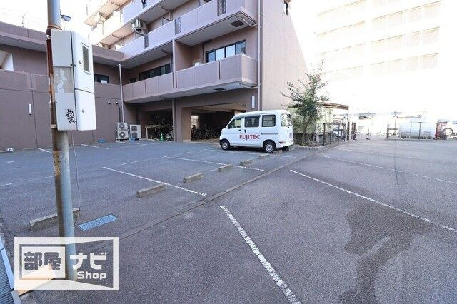 西町ロイヤルスクエアの駐車場