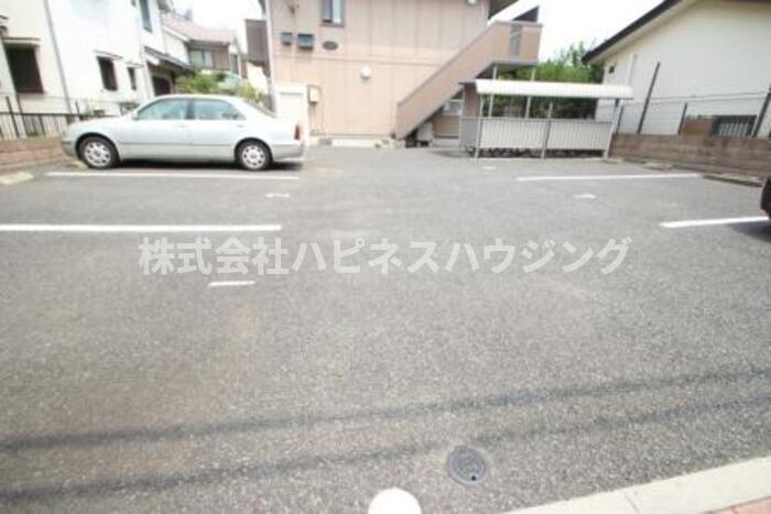 クレールセゾンの駐車場