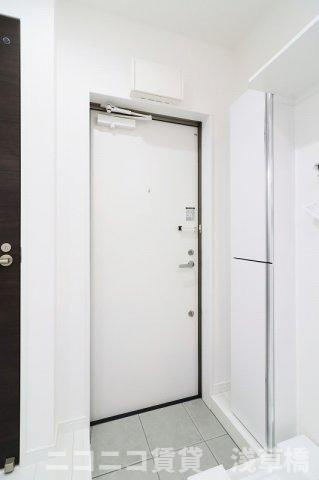 グランクオール綾瀬の玄関