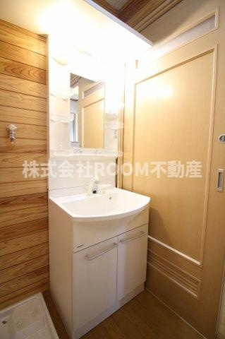 末吉大丸マンションの独立洗面台|独立洗面台、小物を置くことができて便利です