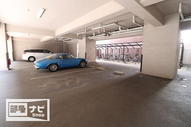 シンメイロードの駐車場