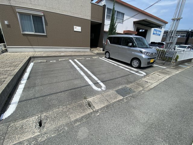 アムールの駐車場