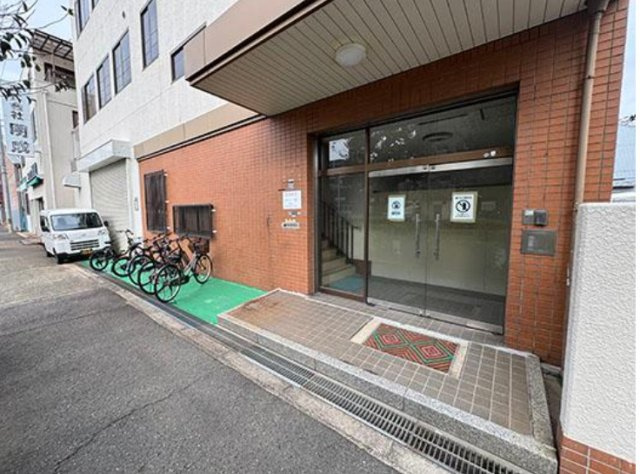 大阪市西区境川２丁目の事務所のエントランス