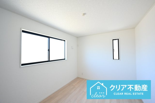 【洋室】 | 桐生市広沢町第18　クレイドルガーデン | 2面採光の洋室は日当たりがよくあったか♪