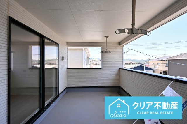 【バルコニー】 | 桐生市広沢町第18　クレイドルガーデン | 屋根付きワイドバルコニーなので、急な雨の時も安心♪竿受けも設置済み！