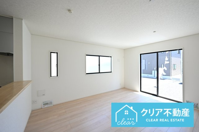 【居間・リビング】 | 桐生市広沢町第18　クレイドルガーデン | 日当たりがよく広いリビングは家族が自然と集まる居心地の良い空間です♪
