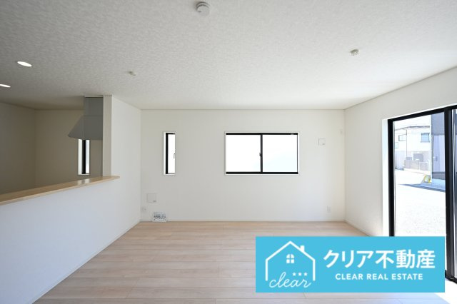 【居間・リビング】 | 桐生市広沢町第18　クレイドルガーデン | 大型ＴＶも余裕で置けちゃう！ワイドなリビングで家族団らんの時間も増えそうですね♪