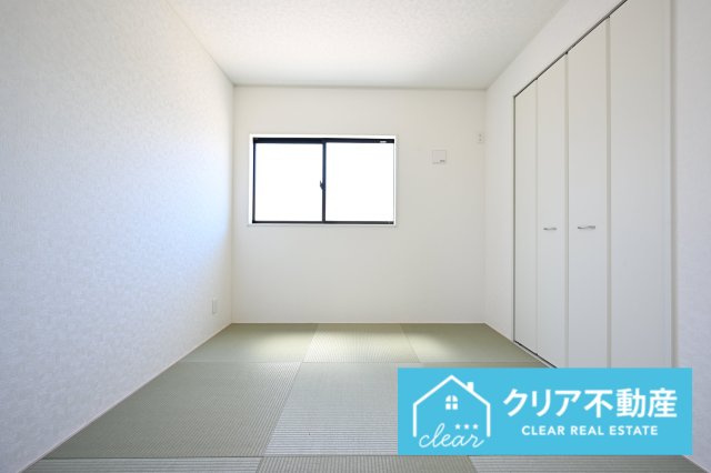 【和室】 | 桐生市広沢町第18　クレイドルガーデン | 一部屋は欲しい和室！縁なし畳はおしゃれでモダンな雰囲気です。