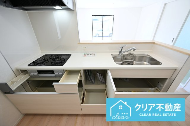 【キッチン】 | 桐生市広沢町第18　クレイドルガーデン | スライド収納付きシステムキッチン。パスタ鍋や圧力鍋の出し入れもスムーズ！