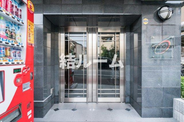 板橋区東新町１丁目の賃貸マンションのエントランス