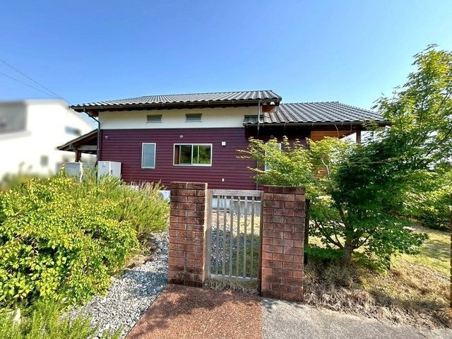 「薪ストーブのある自然派住宅」香南市香我美町山北　中古一戸建ての外観|植栽の緑に優しく包まれた、趣のある門構えと外観。