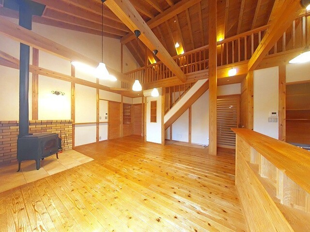 「薪ストーブのある自然派住宅」香南市香我美町山北　中古一戸建ての居間・リビング|木の温もりに包まれる、天井高が高く圧倒的な開放感のLDK。