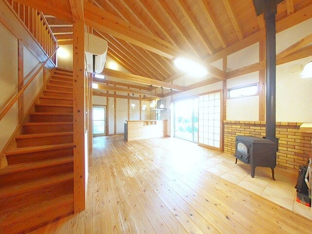 「薪ストーブのある自然派住宅」香南市香我美町山北　中古一戸建ての居間・リビング|吹き抜けから光が差し込むリビング。冬は薪ストーブで暖かく♪