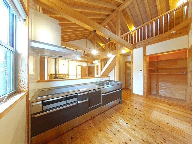 「薪ストーブのある自然派住宅」香南市香我美町山北　中古一戸建てのキッチン|木の質感にマッチした、開放的で使いやすいシステムキッチン。