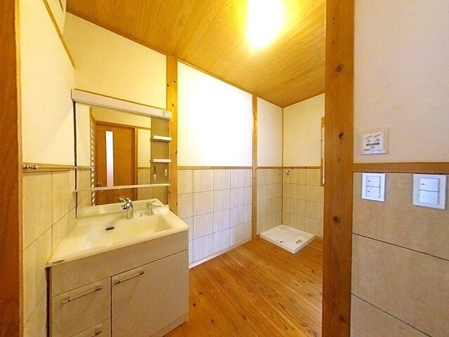 「薪ストーブのある自然派住宅」香南市香我美町山北　中古一戸建ての洗面所|木の温もりを感じる、使い勝手の良いワイドな洗面化粧台。