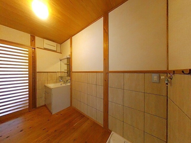「薪ストーブのある自然派住宅」香南市香我美町山北　中古一戸建ての洗面所|ゆとりのある脱衣スペース。毎朝の身支度もスムーズに。
