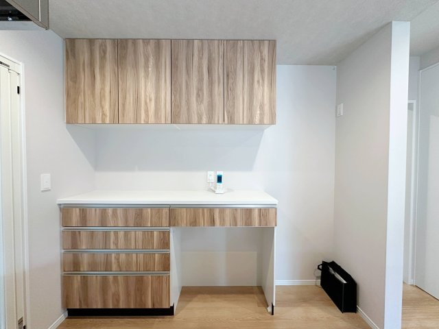 安佐南区八木8丁目 No.3の収納|収納力のある大型カップボード☆
備え付けのため耐震性が高く地震の際にも倒れてくる心配はありません♪
キッチンと同じカラーリングのため統一感もあります！