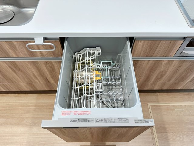 安佐南区八木8丁目 No.3のキッチン|4人から5人分の食器洗浄乾燥機☆
水道代の節約にもなり、家事の時短もできる優れ物です♪
スライド式で上から全体が見えるため食器の出し入れもスムーズです♪