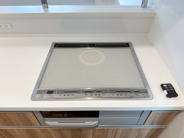 安佐南区八木8丁目 No.3のキッチン|IHクッキングヒーター☆
火が出ないために安全性も高いと考えられます。 さらに、安定した加熱管理制御が容易に行えるため、素材を均一に加熱する料理やスープなどの液体の加熱に適しています♪