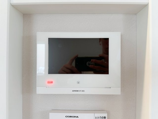 安佐南区八木8丁目 No.3の防犯設備|ドアホン☆
来客があったとき、室内からカメラやマイクを使って相手や用件を確認できます。相手を事前に確認することができ、訪問販売対策や防犯面でも役に立つアイテムです♪