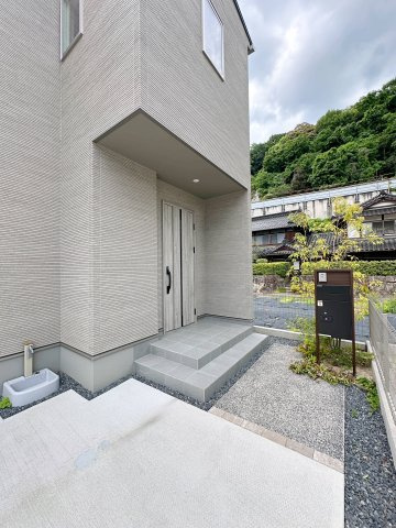 安佐南区八木8丁目 No.3の玄関|宅配ボックス付き玄関ポーチ☆
屋根も付いており、雨が降っても濡れる心配はありません♪
