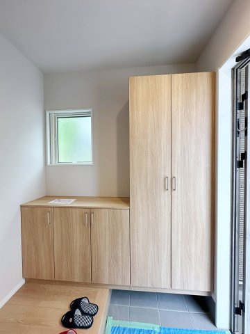 安佐南区八木8丁目 No.3の収納|シューズボックス☆
大容量のシューズボックスの為、靴もたくさん収納が可能です♪