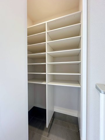 安佐南区八木8丁目 No.3の収納|シューズインクローク☆
可動棚で好きな高さに調整可能！靴だけでなく外で使う用具やお子様のおもちゃなども帰ってきてそのまま収納することができます♪