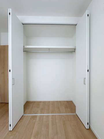 安佐南区八木8丁目 No.2の収納|全居室収納☆
5.2帖洋室のクローゼットです♪