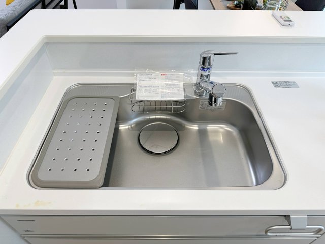 安佐南区八木8丁目 No.2のキッチン|浄水機能付きステンレスシンク☆
ステンレスシンクは傷や汚れに強く、お手入れも簡単で使いやすいです♪
さらにワンタッチで浄水に切り替えができる為とても便利です！