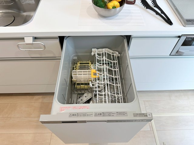安佐南区八木8丁目 No.2のキッチン|4人から5人分の食器洗浄乾燥機☆
水道代の節約にもなり、家事の時短もできる優れ物です♪
スライド式で上から全体が見えるため食器の出し入れもスムーズです♪