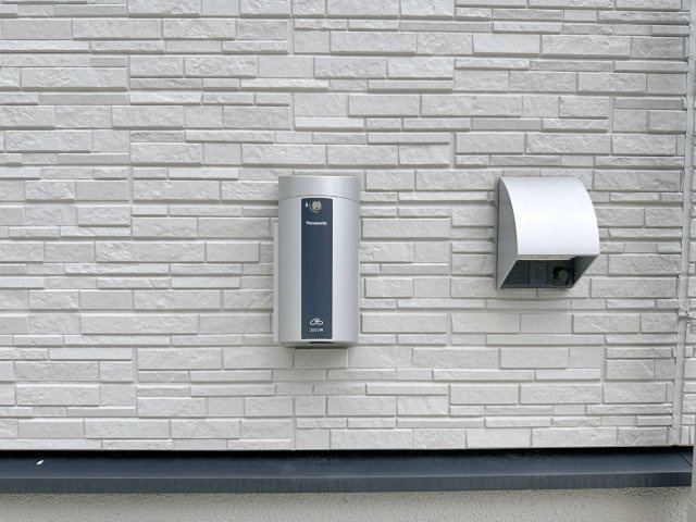 安佐南区八木8丁目 No.2の発電・温水設備|EV車用電源コンセント☆
日本国内でも、2030年代半ば頃を目標に、新車販売を全て電気自動車にすることが出来るように調整されているとも言われ、この先の環境変化に対応できるように設置されています。