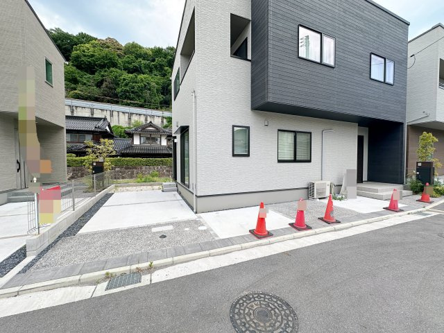 安佐南区八木8丁目 No.2の駐車場|車は2台駐車可能☆
広々とした駐車スペースは来客時なども安心なので気軽に家族や友人を招くことができます♪