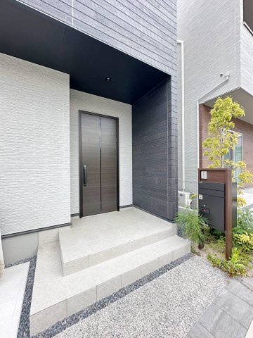 安佐南区八木8丁目 No.2の玄関|宅配ボックス付き玄関ポーチ☆
屋根も付いており、雨が降っても濡れる心配はありません♪