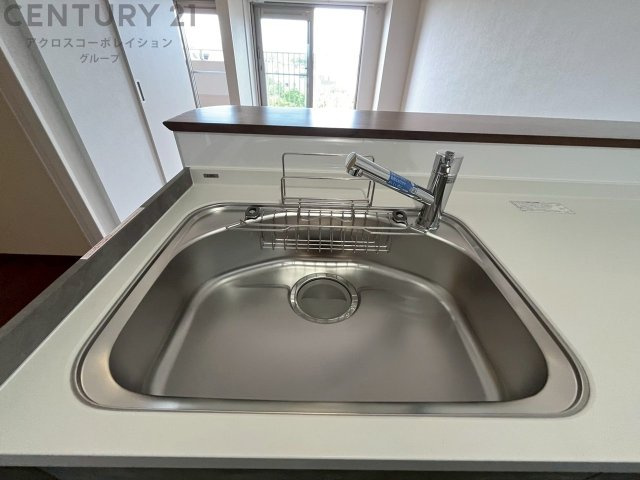 大きなシンクでお鍋などの大きな調理器具を洗う際にも便利です。