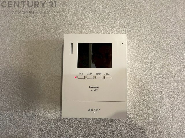 訪問者が来たときにテレビ画面で確認できるため、安心してドアを開けられます。録画機能があるものもあり、留守中に来訪者を記録しておくことができます。利便性が高く、セキュリティ面でも安心です。