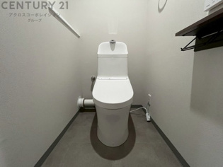 温水洗浄便座付トイレは温水洗浄機能により、暖かい水でおしりを洗浄することができ、冷たい水を使う従来の便座に比べ、温水洗浄機能で暖かいトイレを提供し、快適な使用を可能にします。