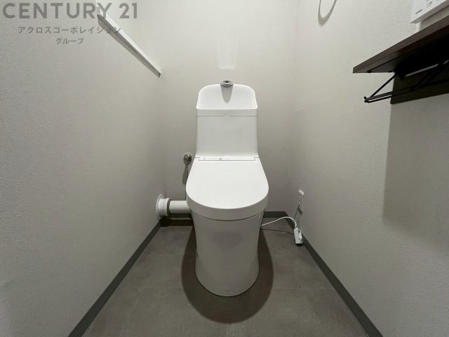 温水洗浄便座付トイレは温水洗浄機能により、暖かい水でおしりを洗浄することができ、冷たい水を使う従来の便座に比べ、温水洗浄機能で暖かいトイレを提供し、快適な使用を可能にします。