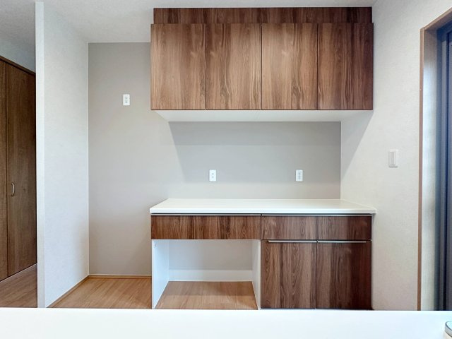 安佐南区八木6丁目 No.3の収納|収納力のある大型カップボード☆
備え付けのため耐震性が高く地震の際にも倒れてくる心配はありません♪
キッチンと同じカラーリングのため統一感もあります！