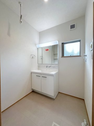 安佐南区八木6丁目 No.3の独立洗面台|シャワー付き洗面化粧台☆
洗面台にシャワー機能が付いたもので、シャンプーなども行える多機能洗面台です。また、顔や手を洗うためだけではなく、シャワー付き洗面台を使えば手洗い洗濯などでも利用できます♪