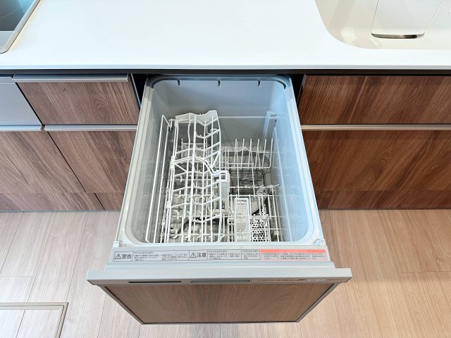 安佐南区八木6丁目 No.3のキッチン|4人から5人分の食器洗浄乾燥機☆
水道代の節約にもなり、家事の時短もできる優れ物です♪
スライド式で上から全体が見えるため食器の出し入れもスムーズです♪