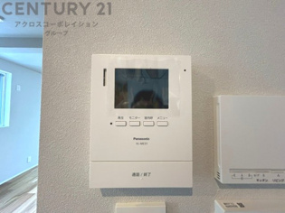訪問者が来たときにテレビ画面で確認できるため、安心してドアを開けられます。録画機能があるものもあり、留守中に来訪者を記録しておくことができます。利便性が高く、セキュリティ面でも安心です。