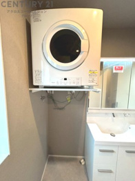 洗濯物の仕分け作業がしやすく、整理整頓が容易になります。洗濯音や湿気を他の部屋に持ち込まず、生活環境を快適に保ちます。上部を活用すれば収納スペースを確保でき洗剤や洗濯用品の整理もしやすくなります。