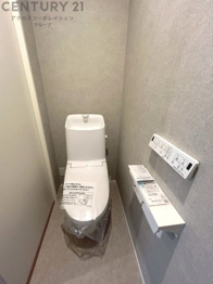温水洗浄便座付トイレは温水洗浄機能により、暖かい水でおしりを洗浄することができ、冷たい水を使う従来の便座に比べ、温水洗浄機能で暖かいトイレを提供し、快適な使用を可能にします。