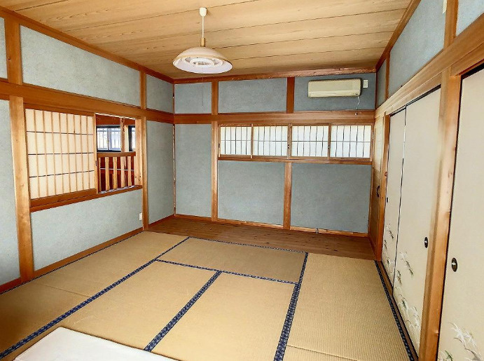 「自然素材のぬくもりを感じる住まい」高知市十津2丁目　中古一戸建ての和室|落ち着いた雰囲気の和室。客間やお子様の遊び場としても活躍します。