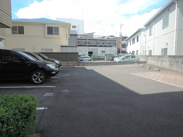高槻市中川町の賃貸マンションの駐車場